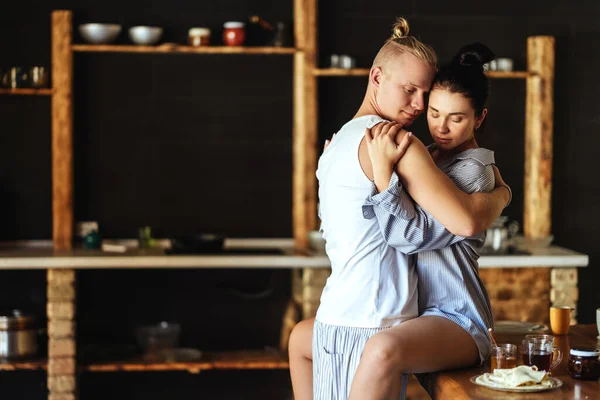 Schönes junges Paar kocht zu Hause in der Küche — Stockfoto
