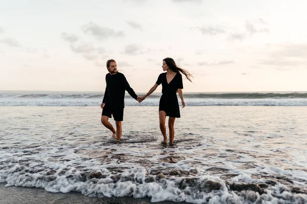 Atractivo hombre y mujer disfrutando de una velada romántica al atardecer —  Fotos de Stock