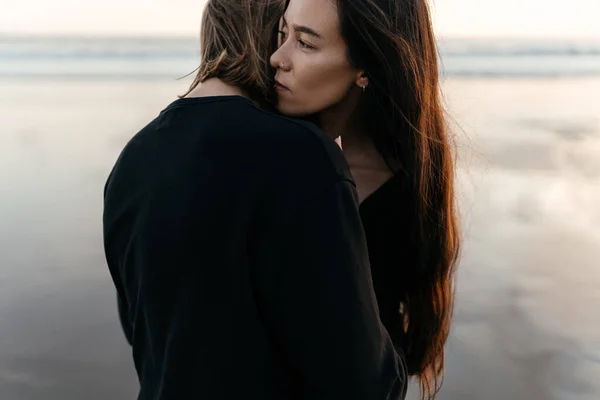 Atractivo hombre y mujer disfrutando de una velada romántica al atardecer —  Fotos de Stock