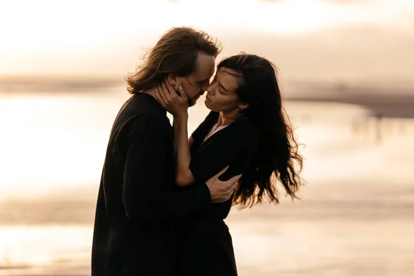 Atrakcyjny mężczyzna i kobieta cieszący się romantyczny wieczór na zachodzie słońca — Zdjęcie stockowe