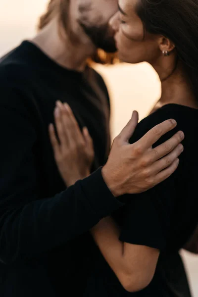 Bluerd Atraente homem e mulher desfrutando de noite romântica no pôr do sol — Fotografia de Stock