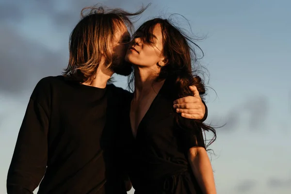 Atractivo hombre y mujer disfrutando de una velada romántica al atardecer —  Fotos de Stock