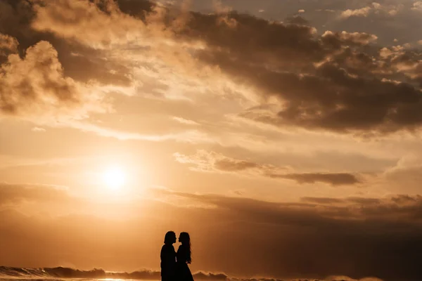 Atrakcyjny mężczyzna i kobieta cieszący się romantyczny wieczór na zachodzie słońca — Zdjęcie stockowe
