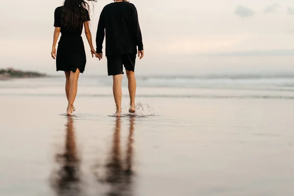 Piernas de hombre y mujer disfrutando de una velada romántica al atardecer —  Fotos de Stock