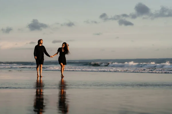 Atractivo hombre y mujer disfrutando de una velada romántica al atardecer —  Fotos de Stock