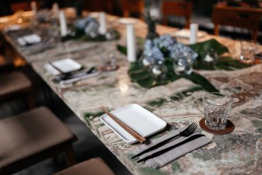 Çiçekli masa dekoru masa numaraları ve mumlar