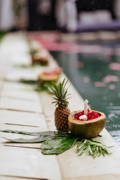 Fiori di rosa, Petali in ciotola di cocco, fiori rossi, candele — Foto Stock