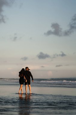 Çekici erkek ve kadın gün batımında romantik bir akşam geçiriyorlar.