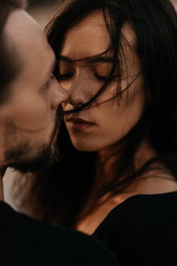 Çekici erkek ve kadın gün batımında romantik bir akşam geçiriyorlar.