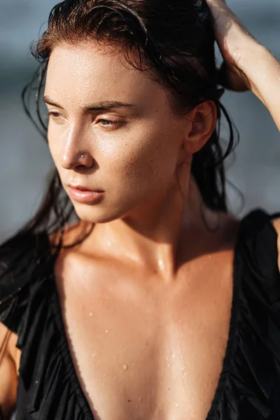 Портрет красивой женщины спортивной моды в черном бикини, позирующей летом у океана — стоковое фото