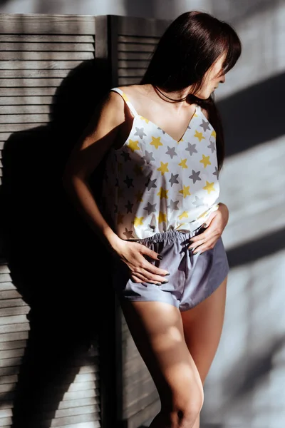 Portré egy vidám csinos lányról pizsamában. — Stock Fotó