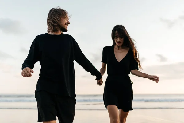 Attraktive Männer und Frauen genießen romantischen Abend bei Sonnenuntergang — Stockfoto