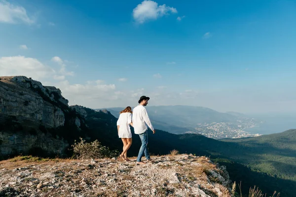 Atractiva joven pareja amorosa de hombre y mujer en el verde paisaje de montaña —  Fotos de Stock