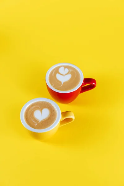 Imagen de tazas de café sobre fondo amarillo . — Foto de Stock