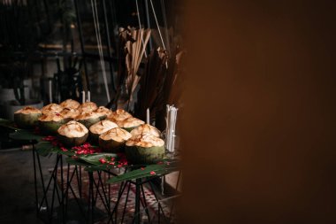 Genç hindistan cevizi meyve suyu ve yiyecek güzel et için lezzetlidir..