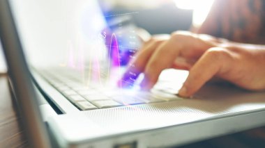Ofiste dizüstü bilgisayarda hologram ve simgelerle yazı yazan insanların yakın görüntüsü. İş dünyası kavramı ve yüksek teknoloji finansmanı.