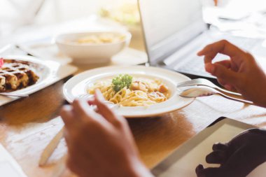 İşçiler kafe toplantılarında yemek yerler. Yumuşak odak.