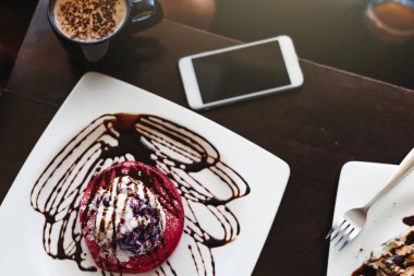 Kırmızı kadife kek masası. Tatlının kafede buluşması. İş yemeği konsepti..