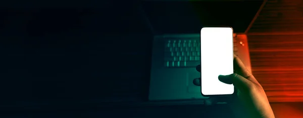 Leere Smartphone-Bildschirm Mobiltelefon auf das Konzept der Cyber-Kriminalität. Dunkel das Themenkonzept. — Stockbild Leere Smartphone-Bildschirm Mobiltelefon auf das Konzept der Cyber-Kriminalität. Dunkel das Themenkonzept. — Stockfoto