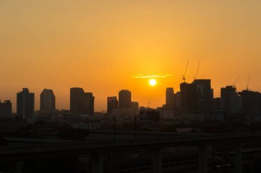 Şehir göklerde gündoğumu