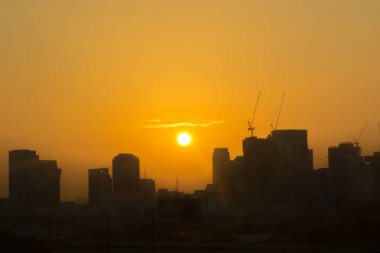 Şehir göklerde gündoğumu