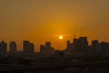 Şehir göklerde gündoğumu
