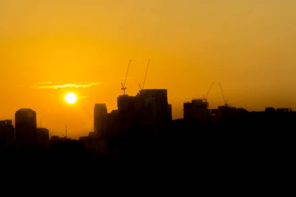 Sunrise skies in city — Stock Photo, Image