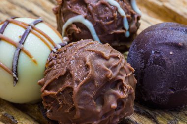 dört adet çikolata