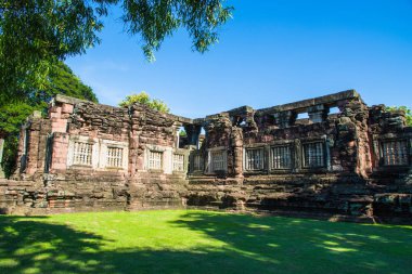 Tayland Nakorn Rajsima yakınlarındaki Pimai 'deki taş harabelerinin sıralanmış heykelleri.