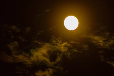 Dolunay bulutlarda ve kasvetli gökyüzünde