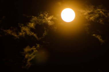 Dolunay bulutlarda ve kasvetli gökyüzünde