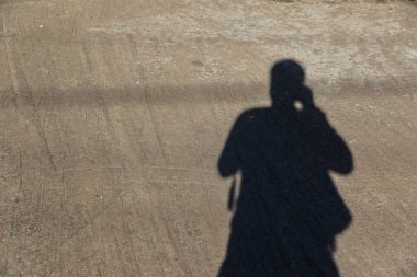 Bir adam fotoğrafçılıkta kendi gölgesinde