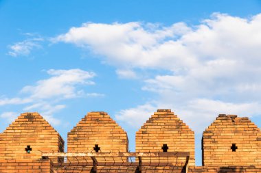 Mavi gökyüzündeki eski duvar ve bulutlar