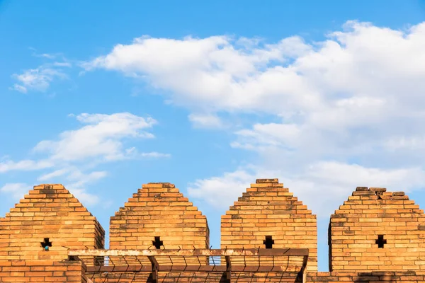 Mavi gökyüzündeki eski duvar ve bulutlar