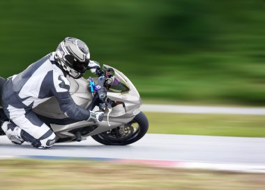 Motosiklet antrenmanı hızlı bir viraja dayanıyor.