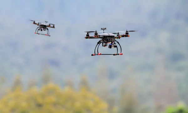 Quadrocopter drone in de lucht — Stockfoto