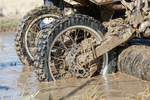 Rueda de enduro en pista fangosa, subir obstáculo de madera — Foto de Stock