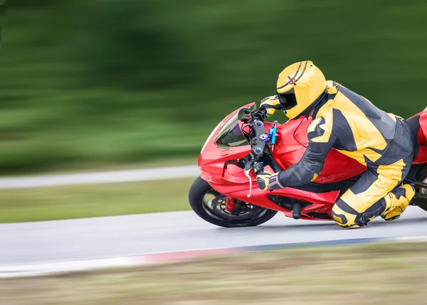 Prove motociclistiche in curva veloce in pista — Foto Stock