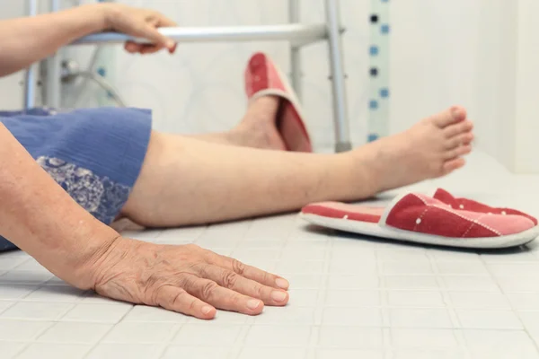 Ouderen die vallen in de badkamer omdat gladde oppervlakken — Stockfoto