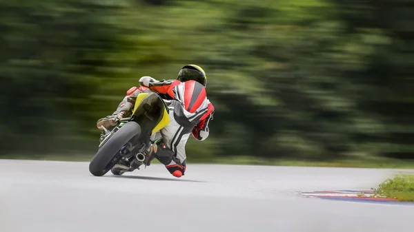 Motocicleta prática inclinando-se para um canto rápido na pista — Fotografia de Stock