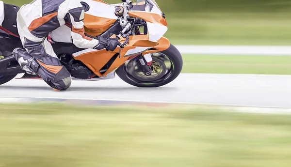 Motorcycle leaning into a fast corner on highway — Stock Photo, Image