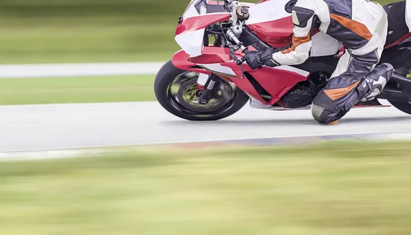 Motorfiets leunend in een snelle hoek op snelweg — Stockfoto