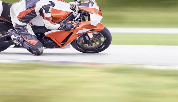 Motorcycle leaning into a fast corner on highway — Stock Photo, Image