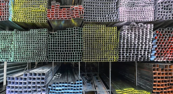 Tubo de metal retangular para construção — Fotografia de Stock