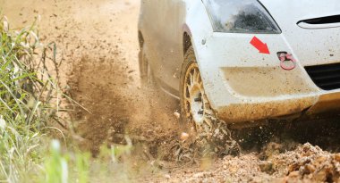 Çamurlu yolda araba yarışı ralli