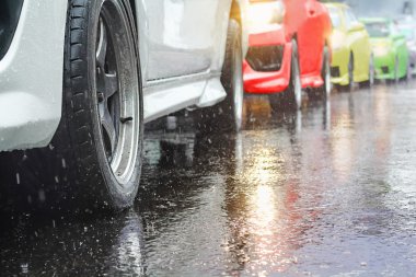 Bir yağmurlu günde trafik sıkışıklığı