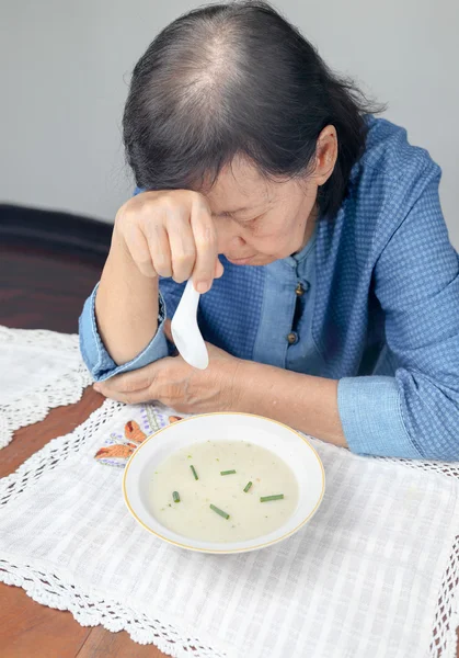 Idosos asiático mulher entediado com alimentos — Fotografia de Stock