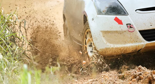 Rally de carreras de coches en carretera fangosa — Foto de Stock