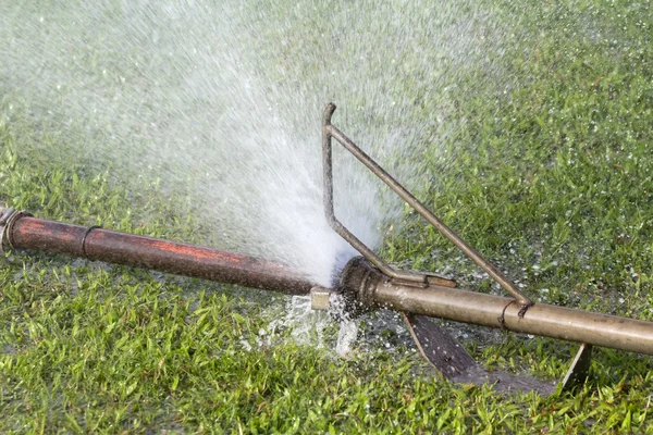 Wasser, das aus Rohrverbindungen austritt — Stockfoto