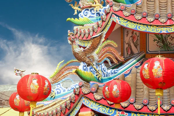 Китайский феникс на крыше храма — стоковое фото